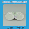Fábrica de venta directa de dos platos de salsa de porcelana con diseño de mariposa